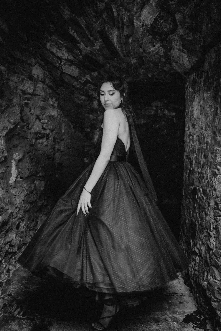 Sesión de compromiso en Guanajuato, retrato editorial con vestido negro en piedra