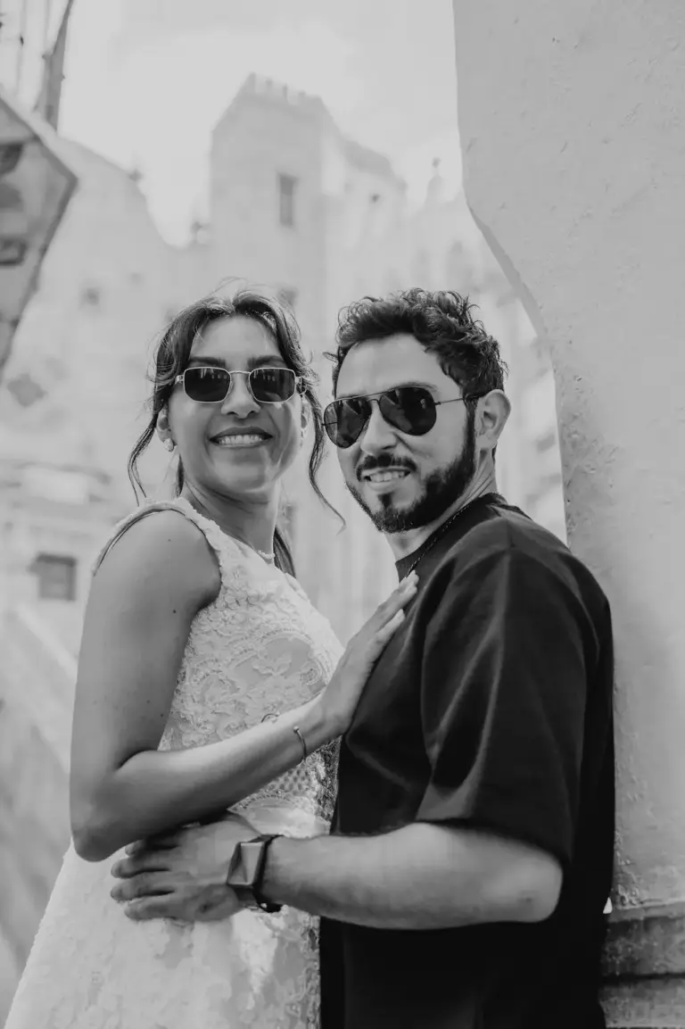 Sesión de compromiso en Guanajuato, retrato con lentes de sol en blanco y negro