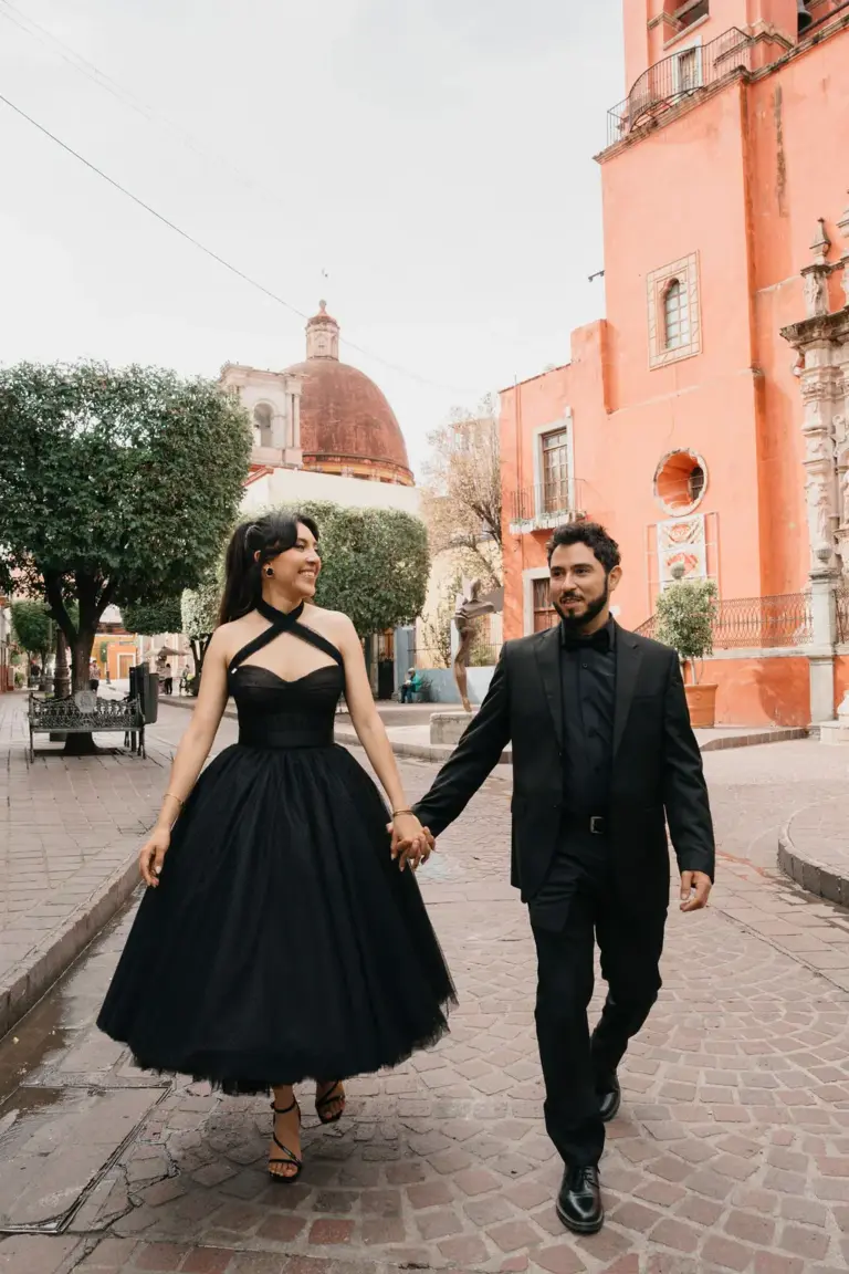 Sesión de compromiso en Guanajuato, caminando con vista a la cúpula de la Basílica