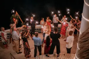 Bengalas de despedida al final de la boda en Villa Azul