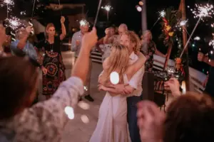 Bengalas de despedida al final de la boda en Villa Azul