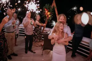 Bengalas de despedida al final de la boda en Villa Azul
