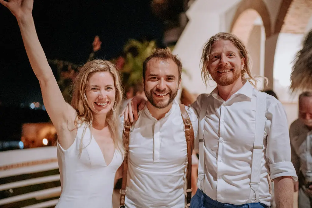 Fernando Ruiz junto a Shannon y Matt en la fiesta, boda en Villa Azul, Puerto Vallarta