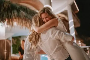 Fiesta junto a la alberca en Villa Azul, boda en Puerto Vallarta