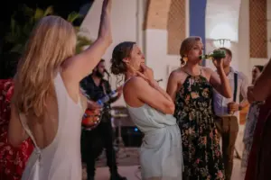 Fiesta junto a la alberca en Villa Azul, boda en Puerto Vallarta