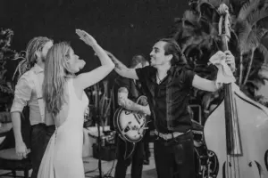 Fiesta junto a la alberca en Villa Azul, boda en Puerto Vallarta