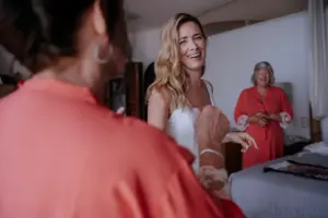 Shannon arreglándose para la boda en Villa Azul, Puerto Vallarta