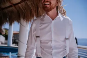 Matt arreglándose para la boda en Villa Azul, Puerto Vallarta