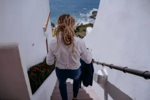 Matt arreglándose para la boda en Villa Azul, Puerto Vallarta