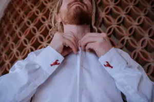 Matt arreglándose para la boda en Villa Azul, Puerto Vallarta