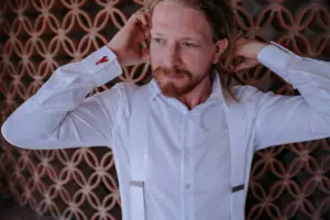 Matt arreglándose para la boda en Villa Azul, Puerto Vallarta