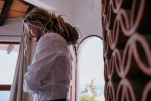 Matt arreglándose para la boda en Villa Azul, Puerto Vallarta