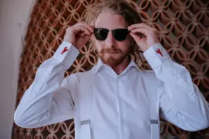 Matt arreglándose para la boda en Villa Azul, Puerto Vallarta