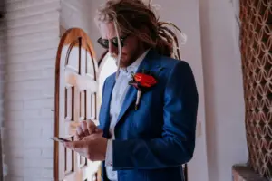 Matt arreglándose para la boda en Villa Azul, Puerto Vallarta
