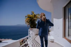 Matt arreglándose para la boda en Villa Azul, Puerto Vallarta