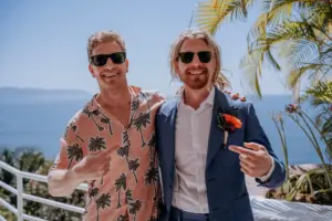 Matt arreglándose para la boda en Villa Azul, Puerto Vallarta