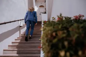 Matt arreglándose para la boda en Villa Azul, Puerto Vallarta