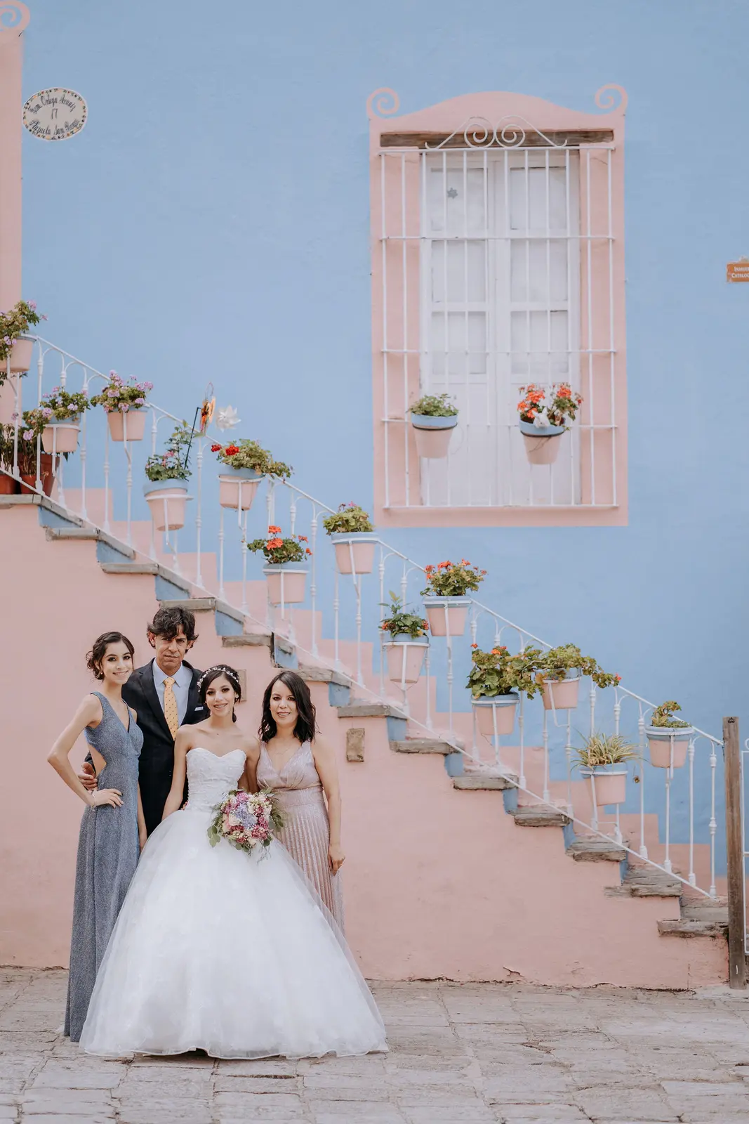 Quinceañera bajando la escalinata de Guanajuato acompañada de su familia
