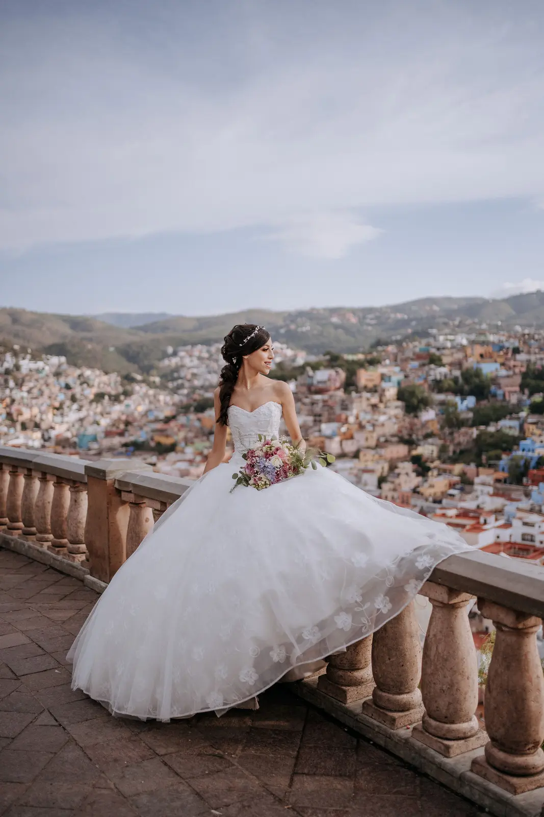 Quinceañera con vista panorámica de Guanajuato desde el mirador