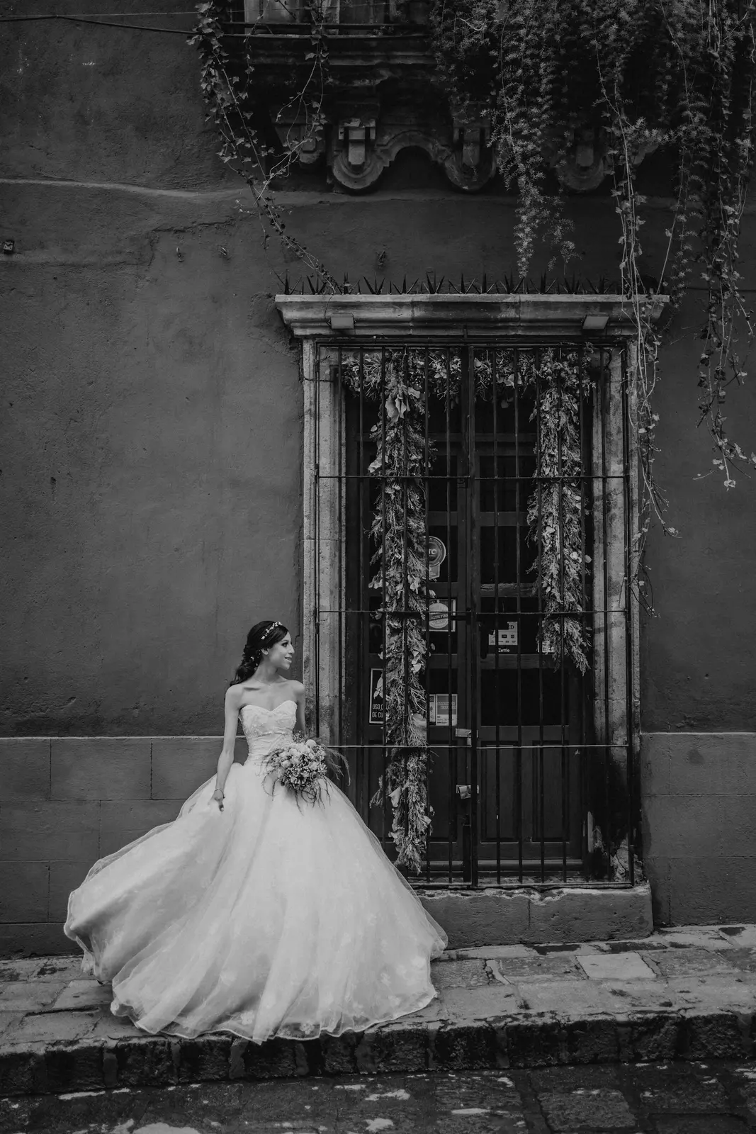 Retrato en blanco y negro de quinceañera en una puerta de cantera