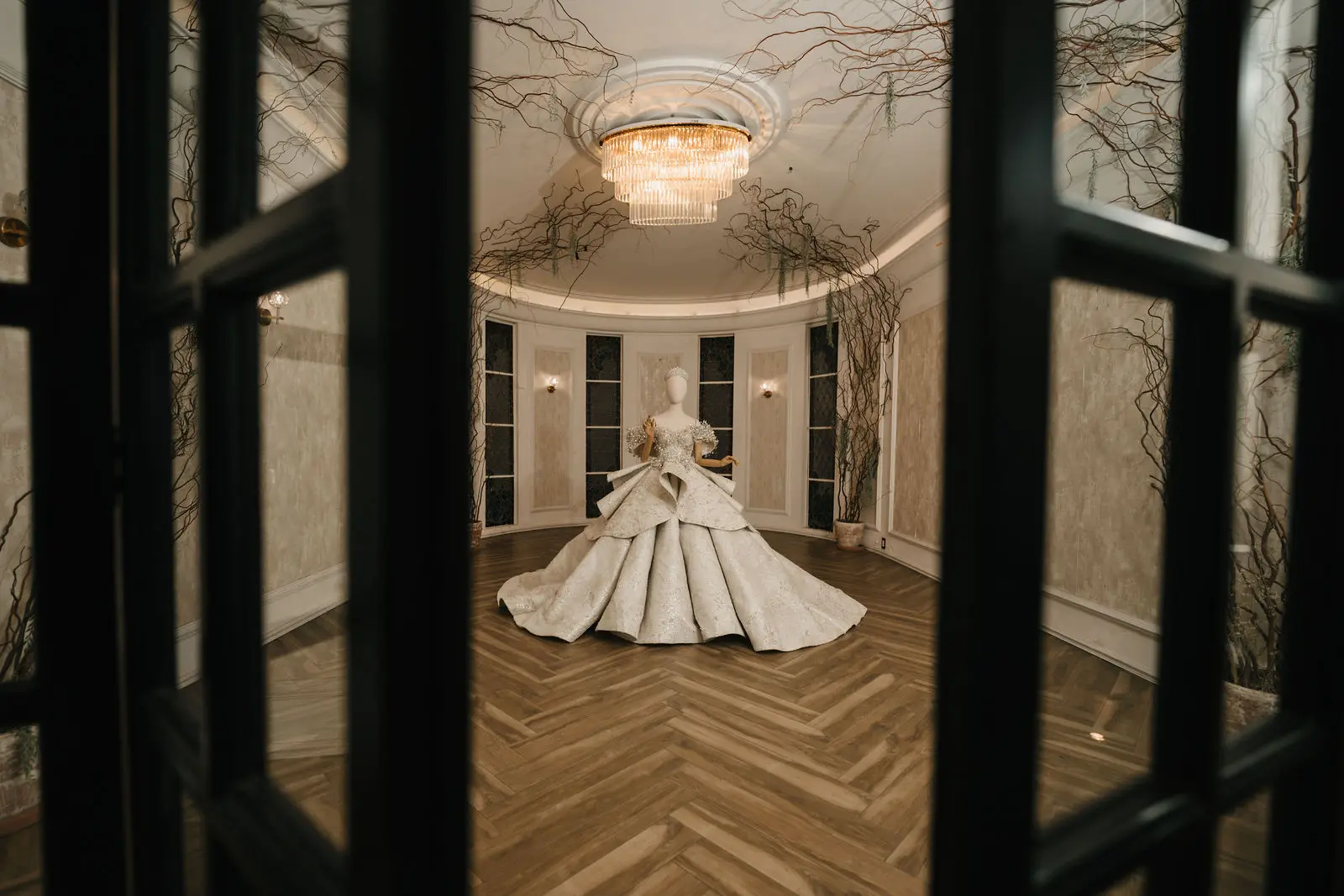 Vestido de XV años en exhibición en un salón con candelabro